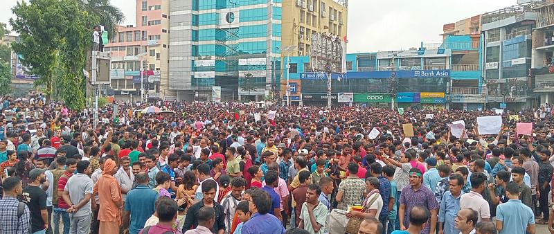 খুলনায় হিন্দু সম্প্রদায়ের প্রতিবাদ সমাবেশ। রোববার বিকেলে নগরের শিববাড়ি মোড়ে